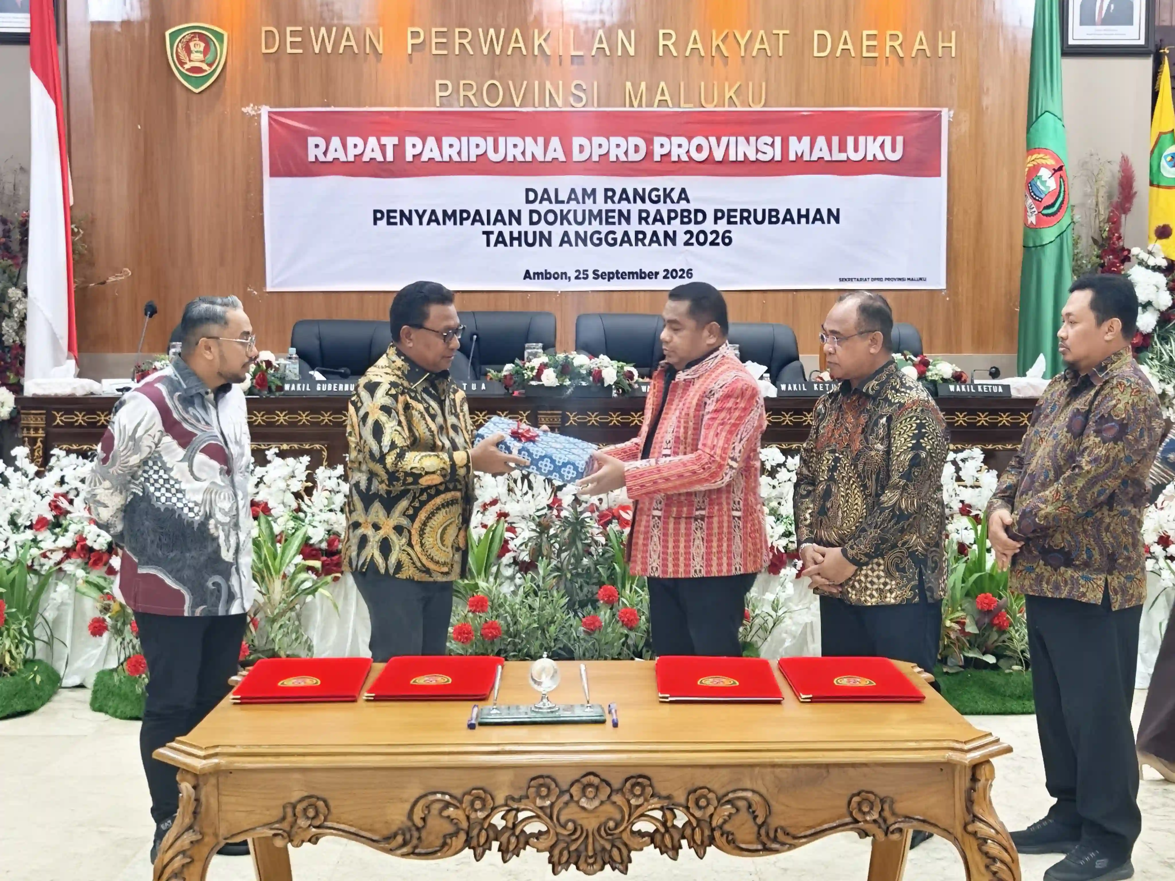 Vanath Serahkan Dokumen RAPBD Perubahan Anggaran 2026 kepada Ketua DPRD Provinsi Maluku
